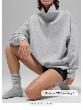 ALO Yoga Women's Light Gray Turtleneck Sweater